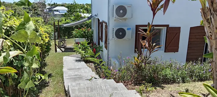 Accès extérieur et jardin de Villa Le Gommier au Moule