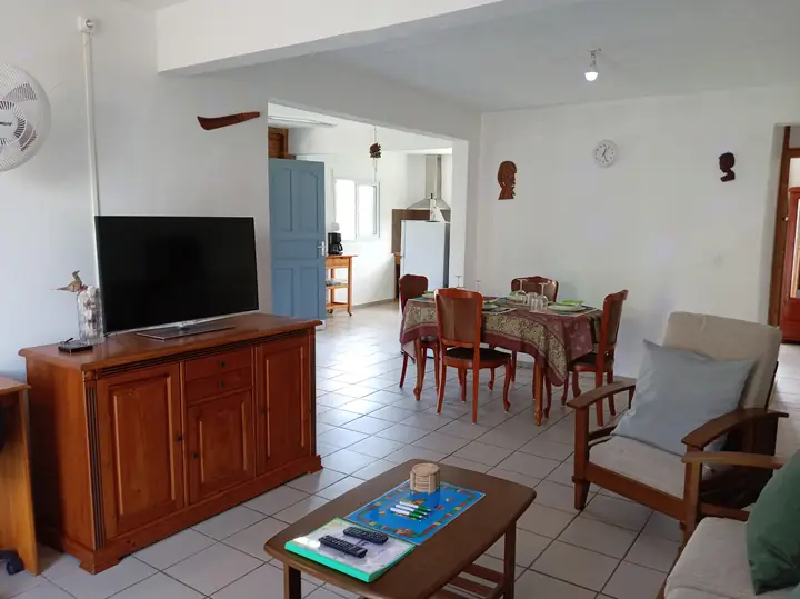 Salon avec espace télévision de Villa Le Gommier au Moule