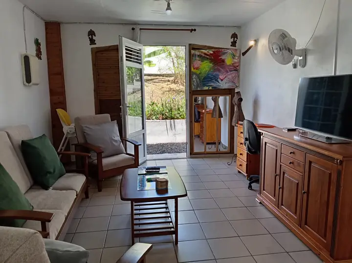 Salon ouvert sur le jardin de Villa Le Gommier au Moule