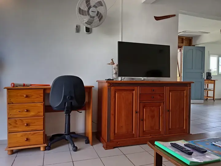 Espace télévision et bureau de Villa Le Gommier au Moule