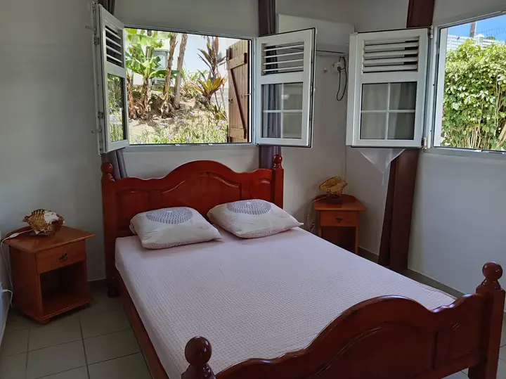 Chambre double avec ouvertures sur le jardin de Villa Le Gommier au Moule
