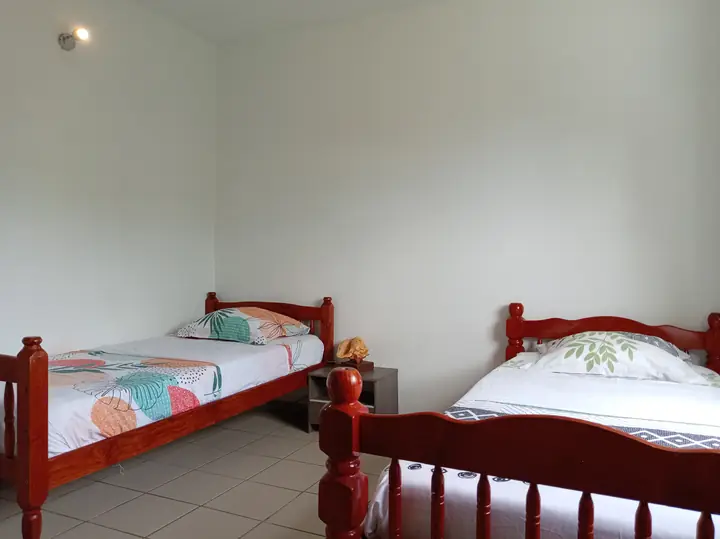 Deux lits simples dans la seconde chambre de Villa Le Gommier au Moule