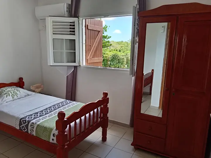 Chambre avec rangement et fenêtre de Villa Le Gommier au Moule